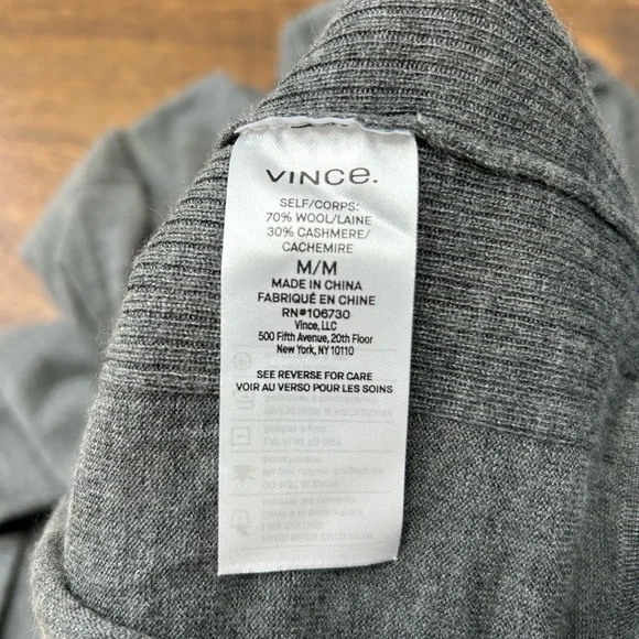 Vince men cashmere blendturtle neck sweater. Size M. Grey.